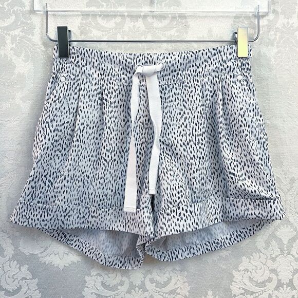 lululemon athletica Pants - Lululemon Women’s Spring Break Away Short In Dottie Dash White Black Size 4 GUC